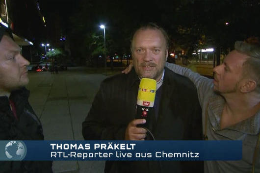 The RTL live broadcast from Chemnitz on 28.08.2018 was interrupted by two passers-by. The gesture of the harassed journalist lets his affects circulate between the persons portrayed and the spectators, similar to how it happens on reality TV.