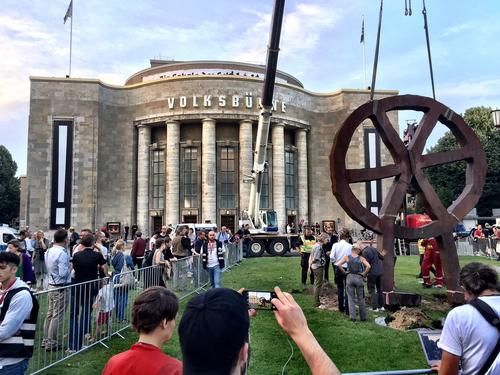 Trying to take down the 'Räuberrad' in front of Volksbühne Berlin