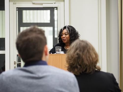 Kamari Clarke während Ihres Vortrages (Bild: Jonas Bens)