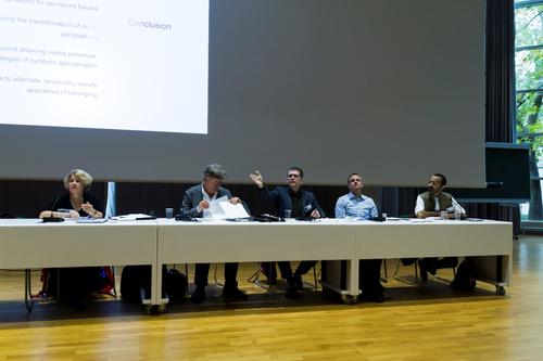 Auf dem Podium: Birgit Meyer, Werner Schiffauer, Hansjörg Dilger, Omar Kasmani und Dominik Mattes