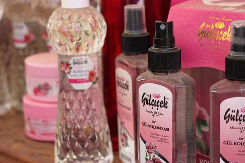 Duftstoffe mit Rosenwasser auf einem türkischen Wochenmarkt